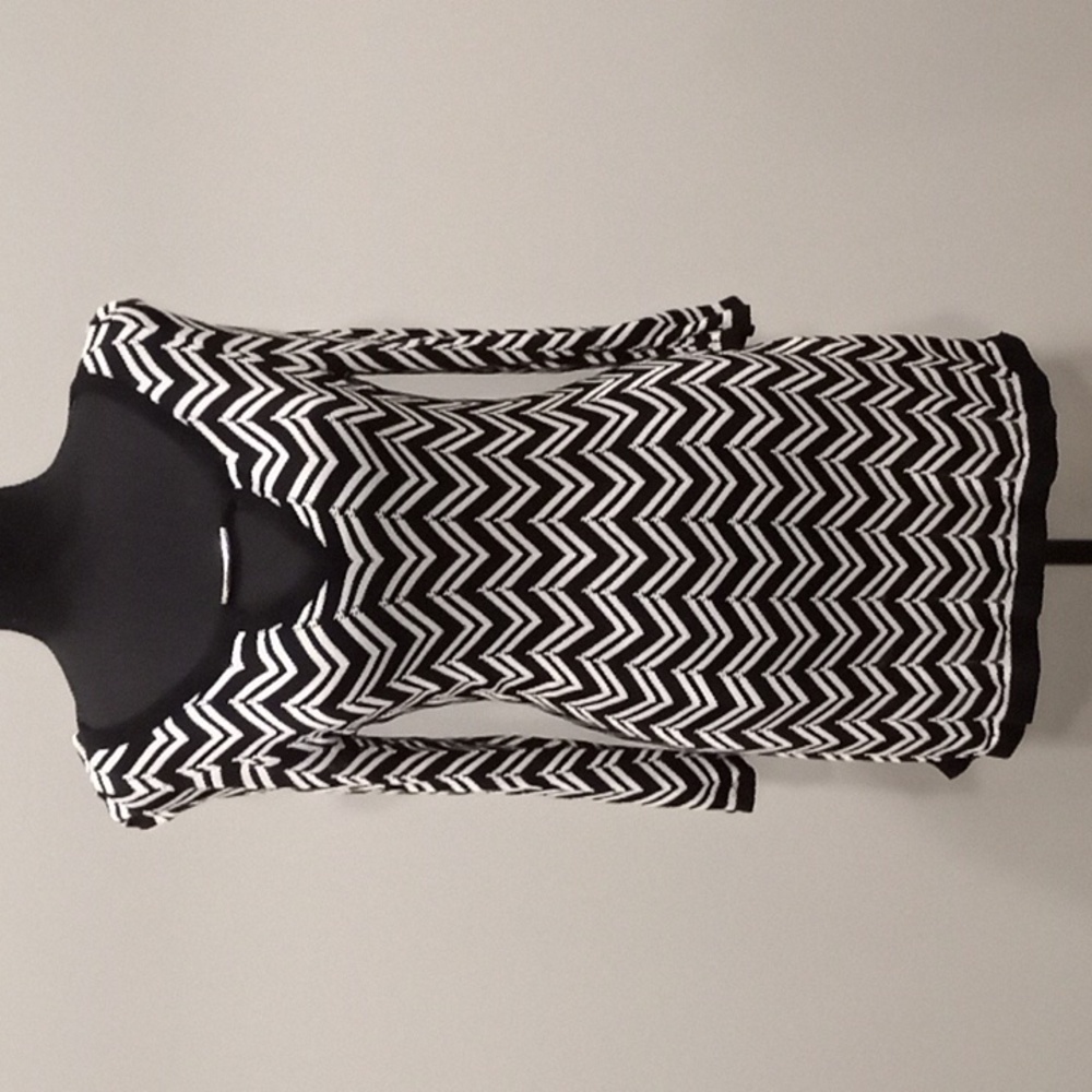 Key hole long sleeve dress